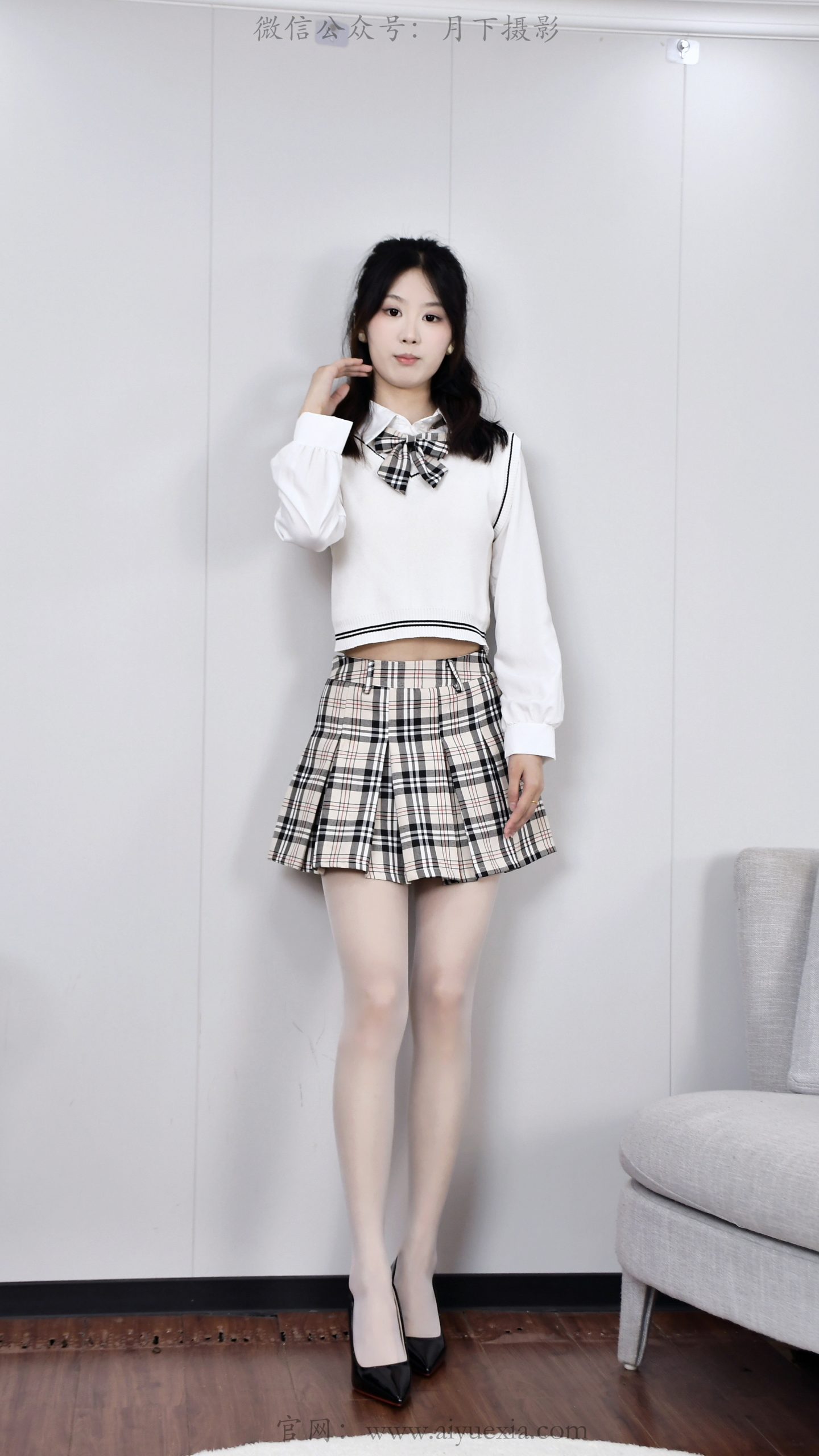 876/小玉~【学院闲叙】室间学院格调，抬脚轻卸鞋履，尽显少女灵动姿态。