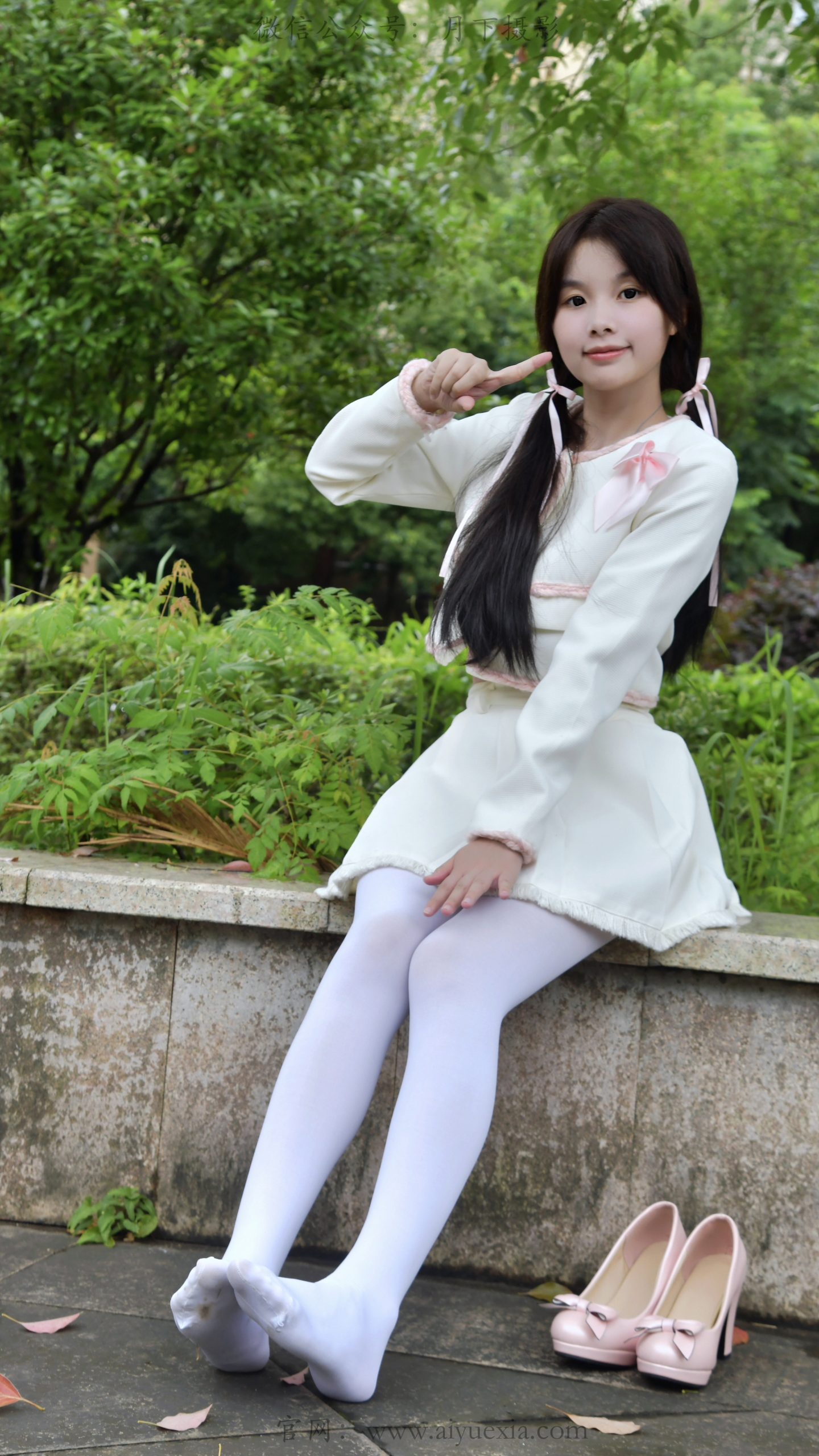 878/兔兔~【林间甜序】公园翠色环绕，粉白装束，动静间尽显少女娇柔风姿。