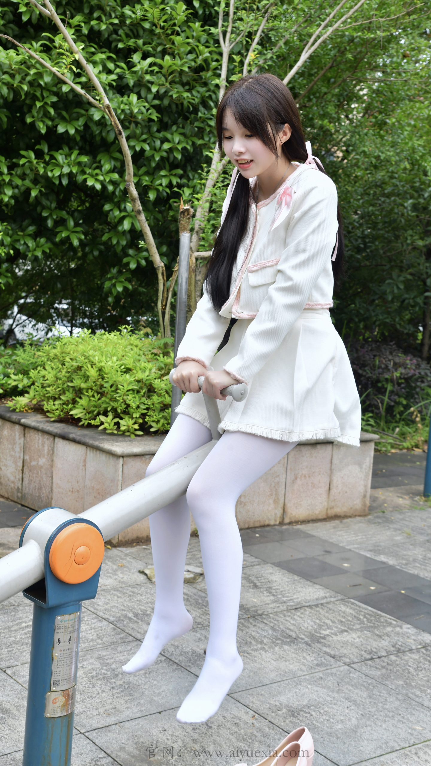 878/兔兔~【林间甜序】公园翠色环绕，粉白装束，动静间尽显少女娇柔风姿。