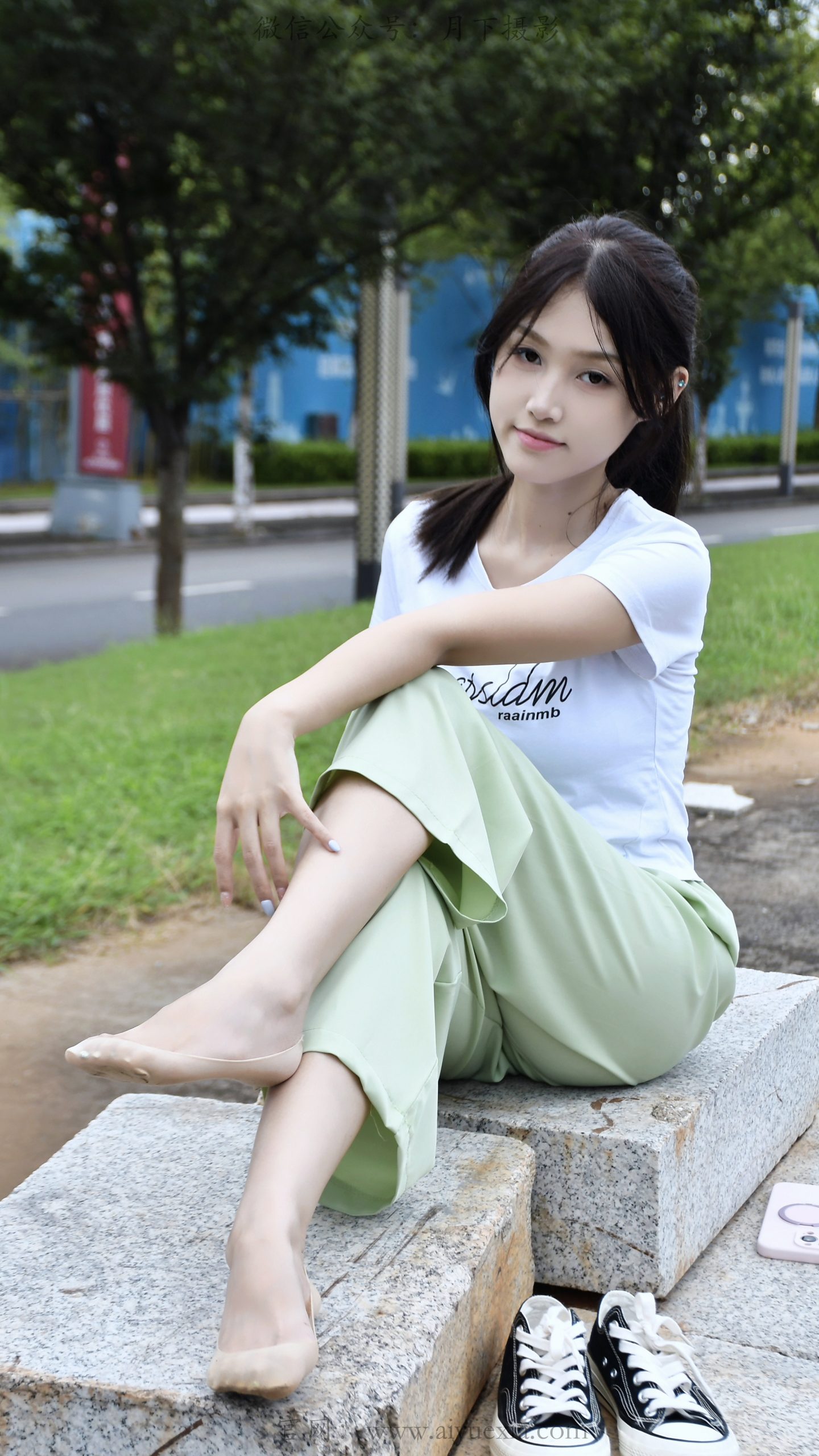 879/夏夏 ~【漫步磨袜】80分钟视频拍摄，模特穿丝质船袜踩水踩泥，对焦袜子磨损变化镜头。