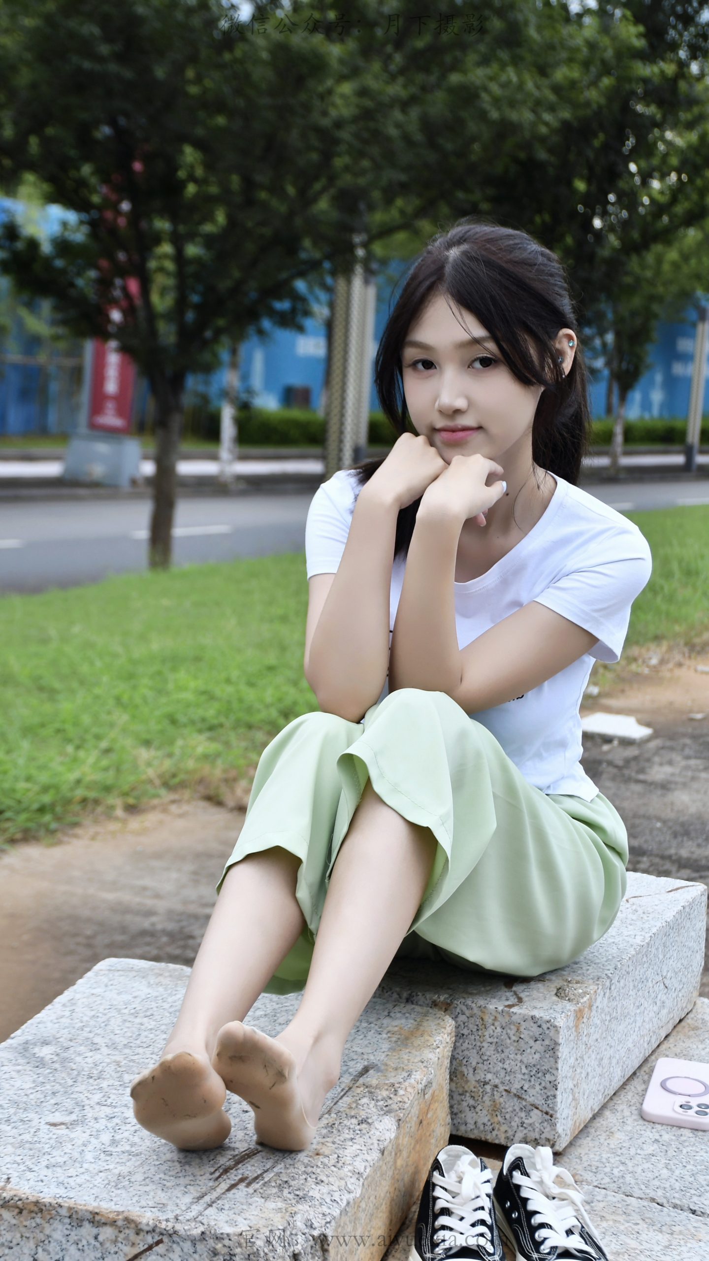 879/夏夏 ~【漫步磨袜】80分钟视频拍摄，模特穿丝质船袜踩水踩泥，对焦袜子磨损变化镜头。