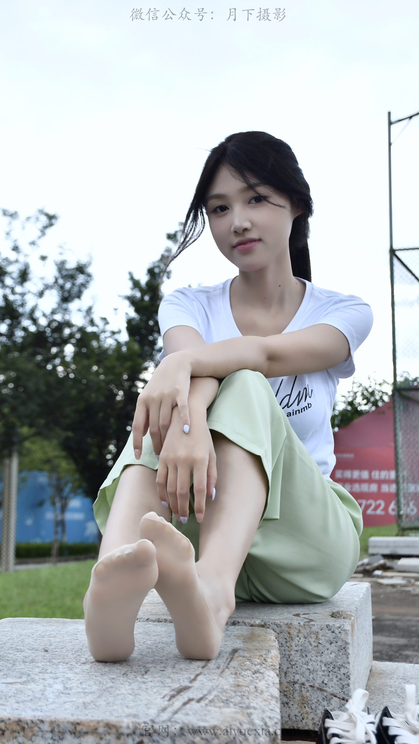879/夏夏 ~【漫步磨袜】80分钟视频拍摄，模特穿丝质船袜踩水踩泥，对焦袜子磨损变化镜头。