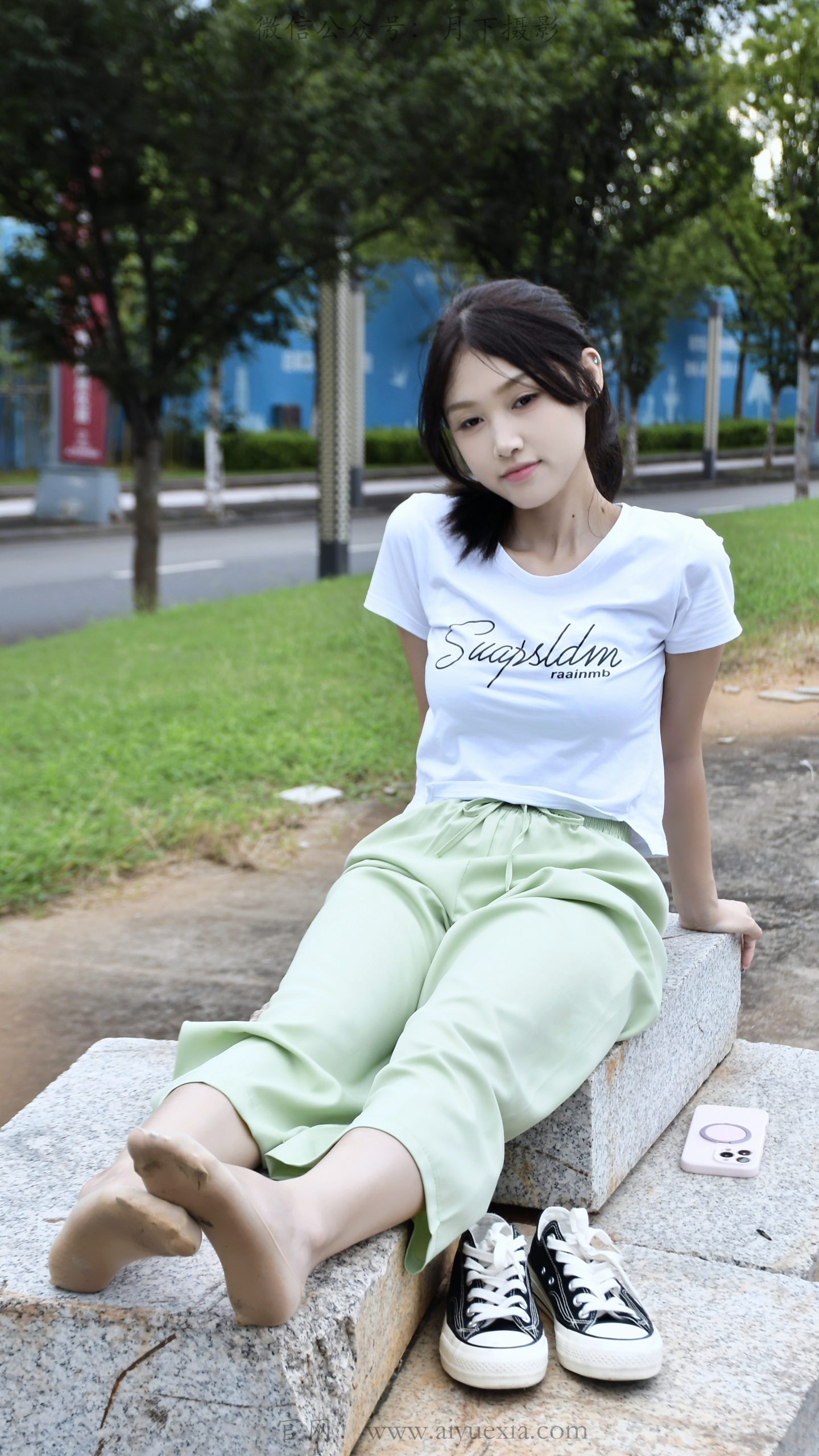 879/夏夏 ~【漫步磨袜】80分钟视频拍摄，模特穿丝质船袜踩水踩泥，对焦袜子磨损变化镜头。