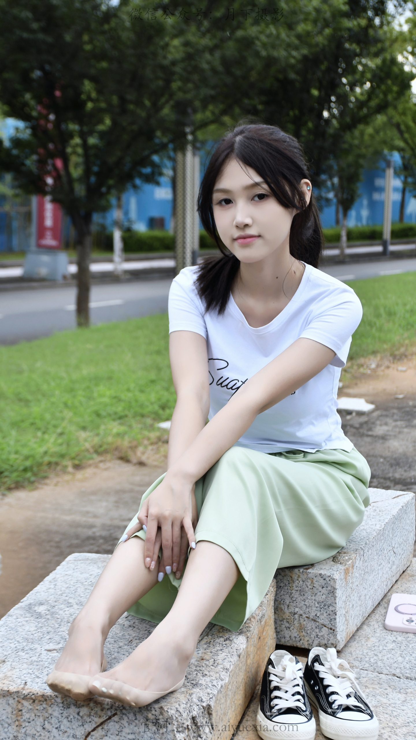 879/夏夏 ~【漫步磨袜】80分钟视频拍摄，模特穿丝质船袜踩水踩泥，对焦袜子磨损变化镜头。