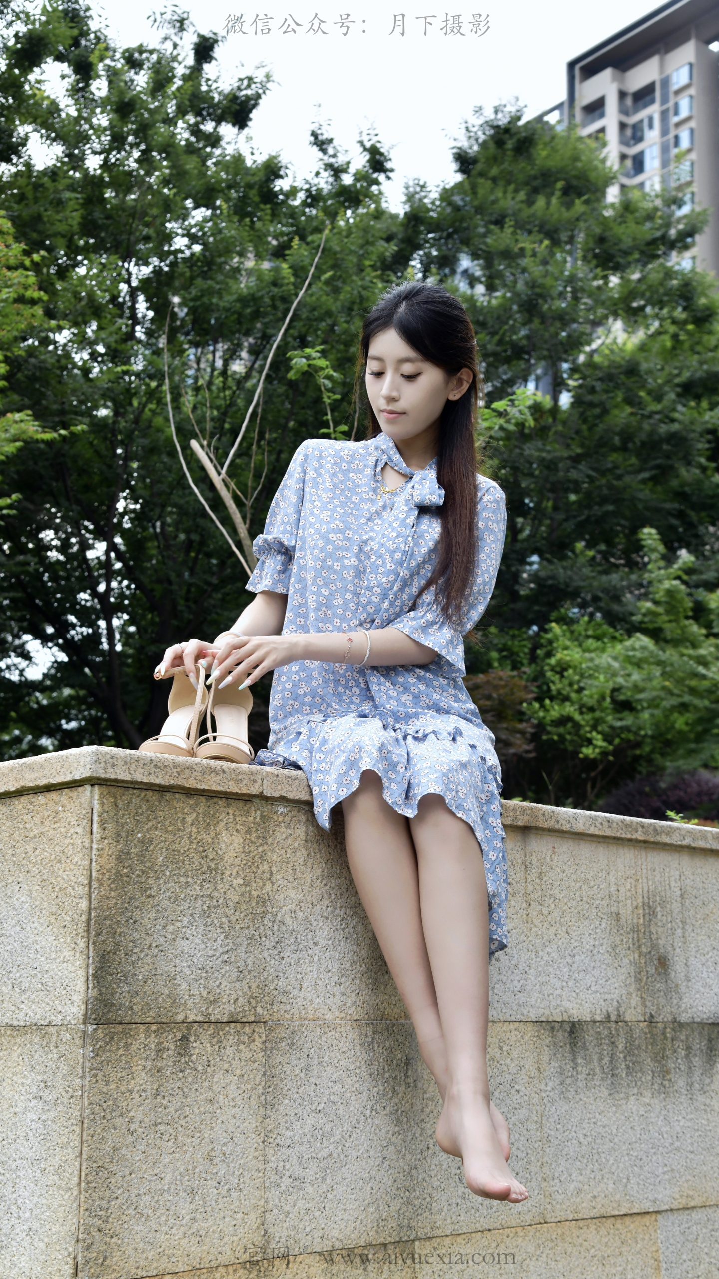 886/小清~【夏隅花影】石阶绿树衬碎花裙，户外定格夏日悠然身姿。