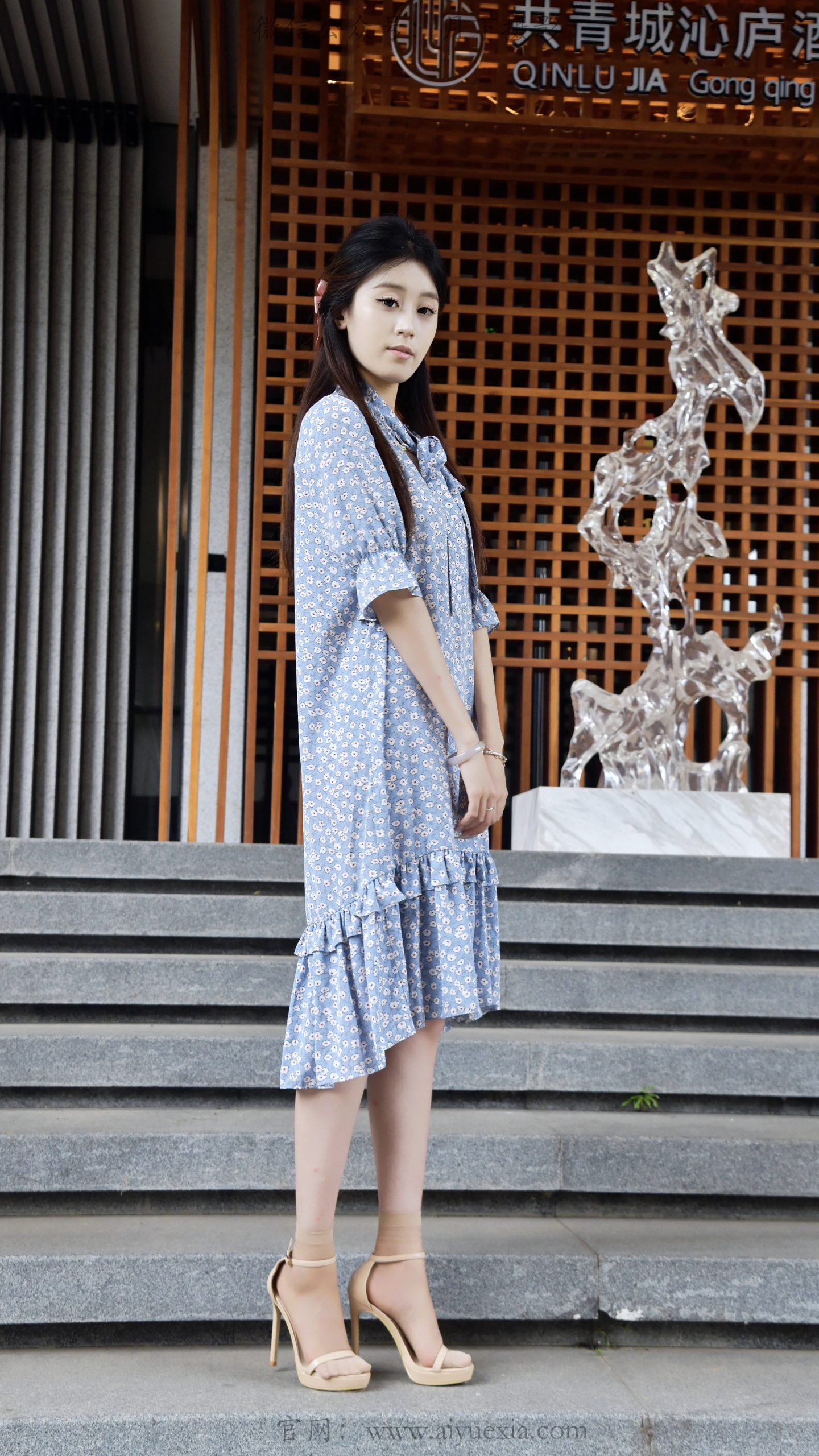 886/小清~【夏隅花影】石阶绿树衬碎花裙，户外定格夏日悠然身姿。