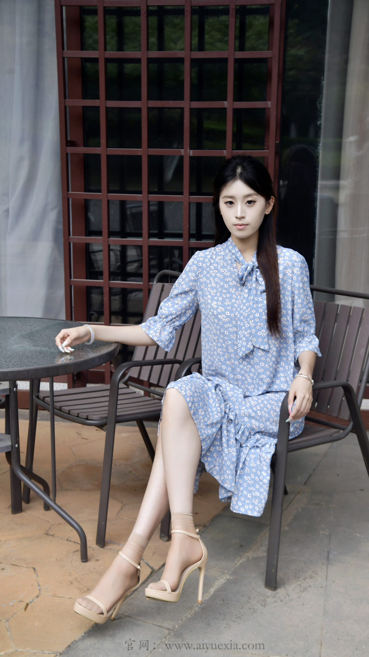 886/小清~【夏隅花影】石阶绿树衬碎花裙，户外定格夏日悠然身姿。