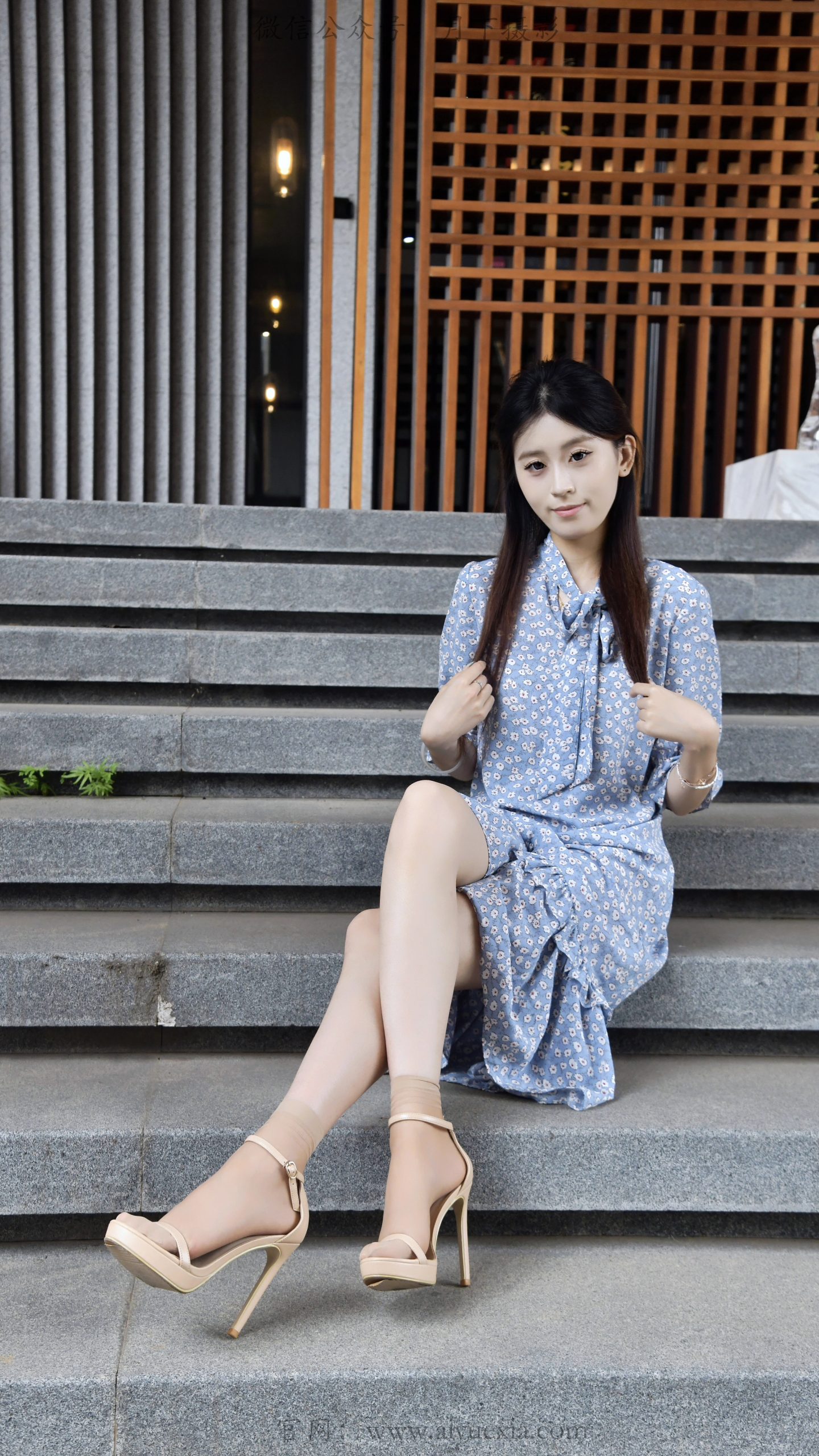 886/小清~【夏隅花影】石阶绿树衬碎花裙，户外定格夏日悠然身姿。