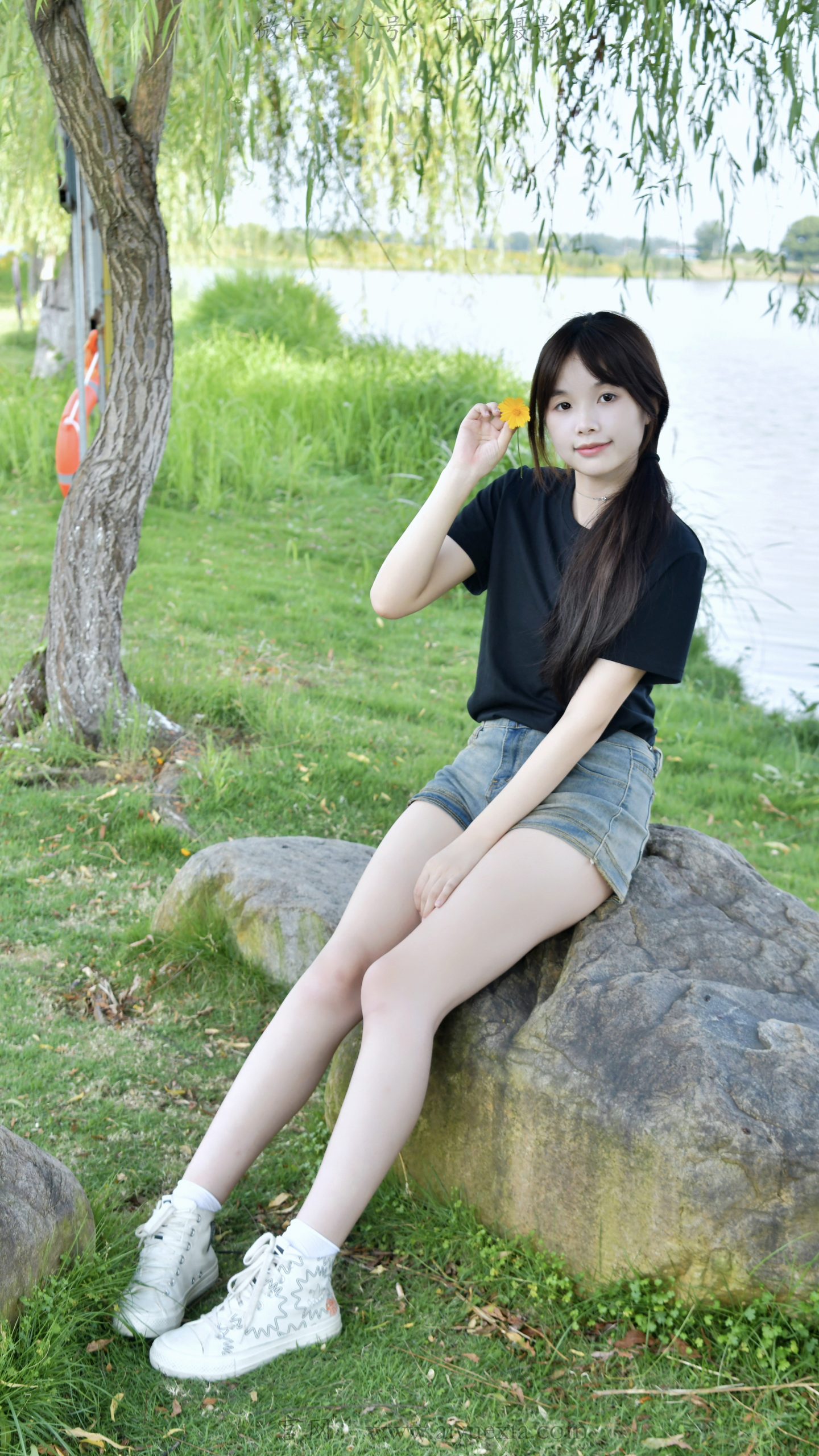 892/兔兔~【湖畔闲游】清风湖畔漫步，帆布鞋与白袜谱写夏日自在。