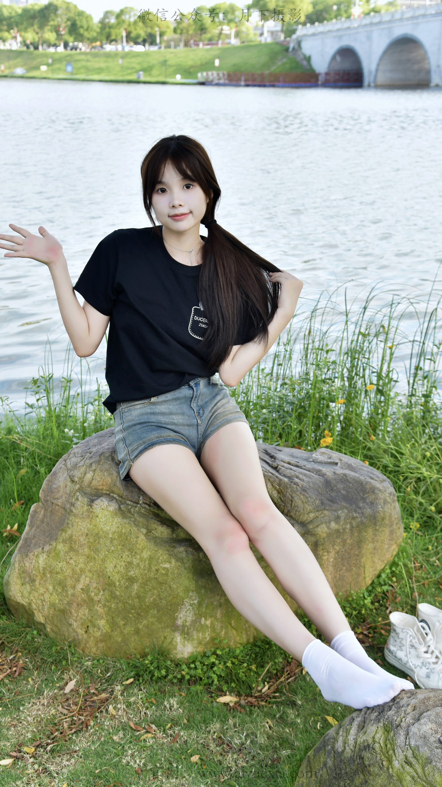 892/兔兔~【湖畔闲游】清风湖畔漫步，帆布鞋与白袜谱写夏日自在。