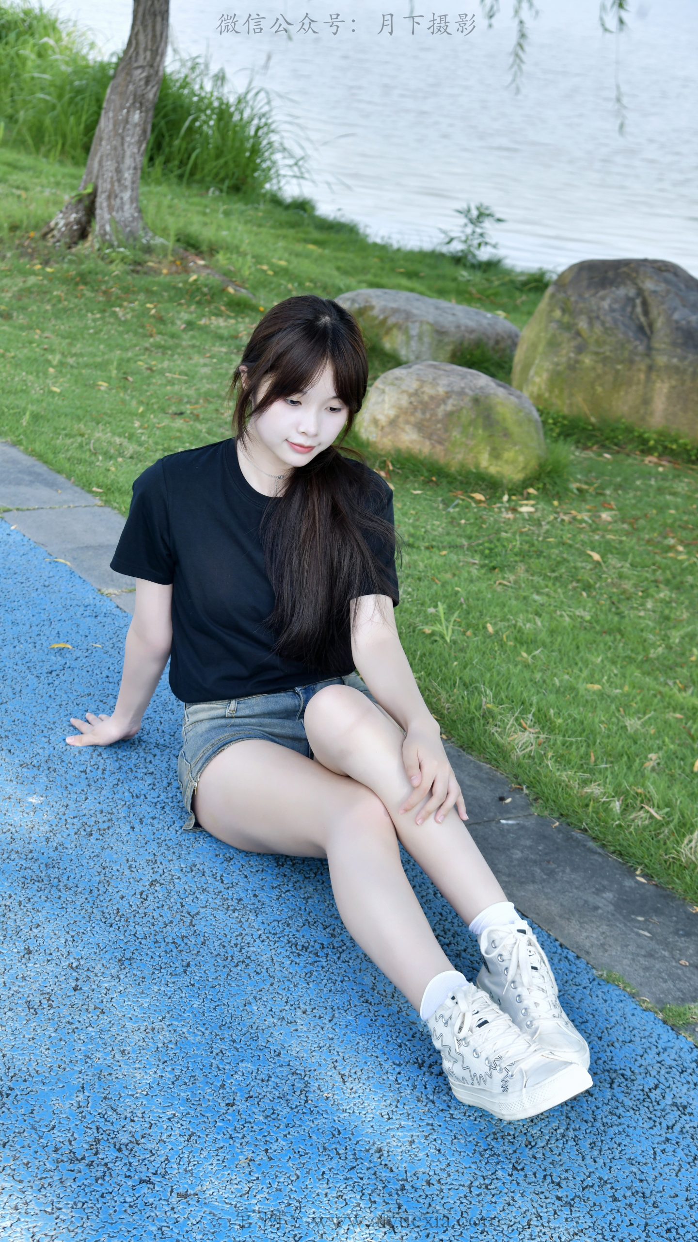 892/兔兔~【湖畔闲游】清风湖畔漫步，帆布鞋与白袜谱写夏日自在。