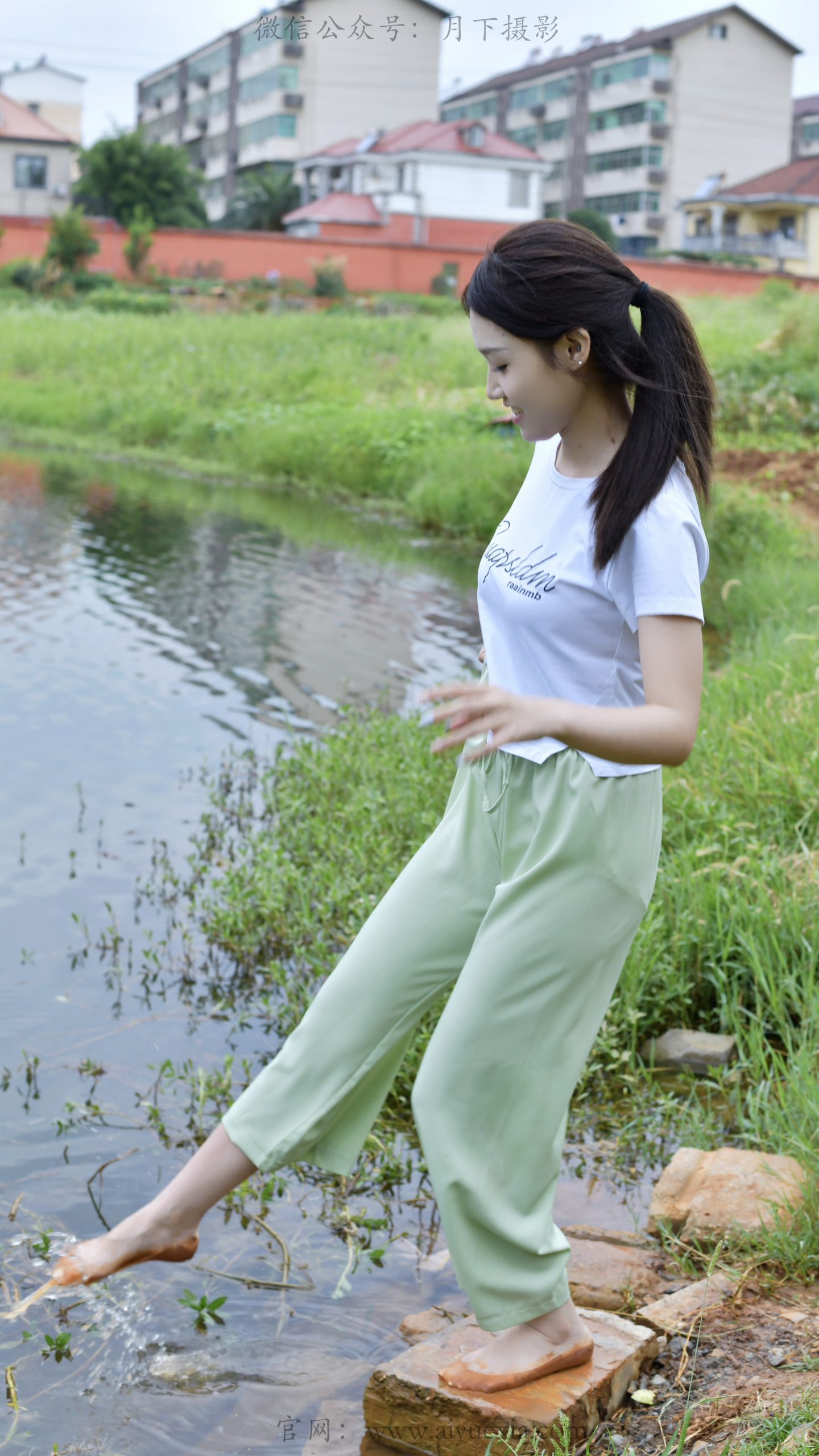 899/夏夏 ~【漫步磨袜续集】60分钟视频拍摄，模特穿丝质船袜踩水踩泥，对焦袜子磨损变化镜头。