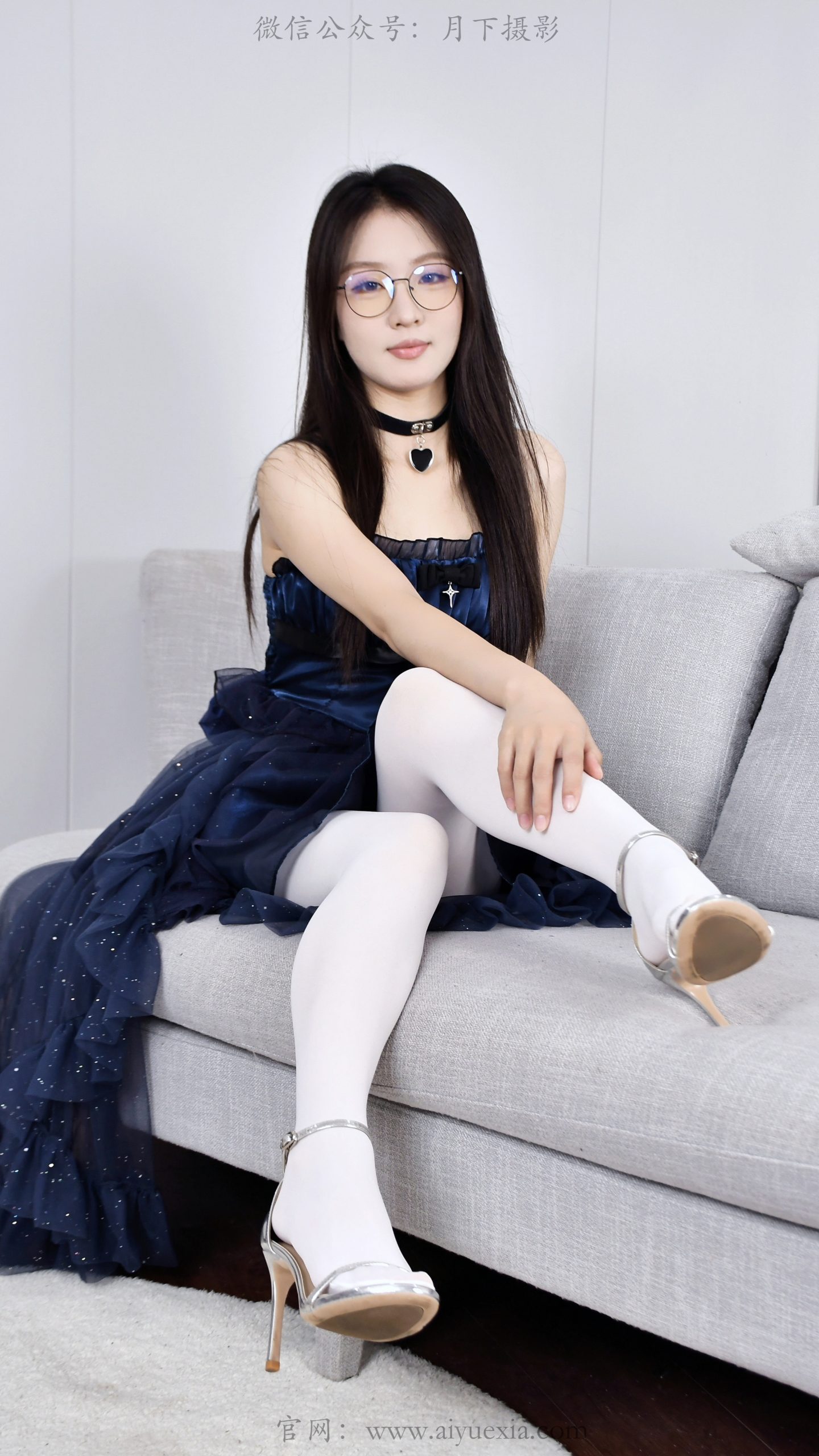 900/月月~【星裙雅韵】室间静影，蓝纱缀光，履袜流转，姿态悠然舒展。