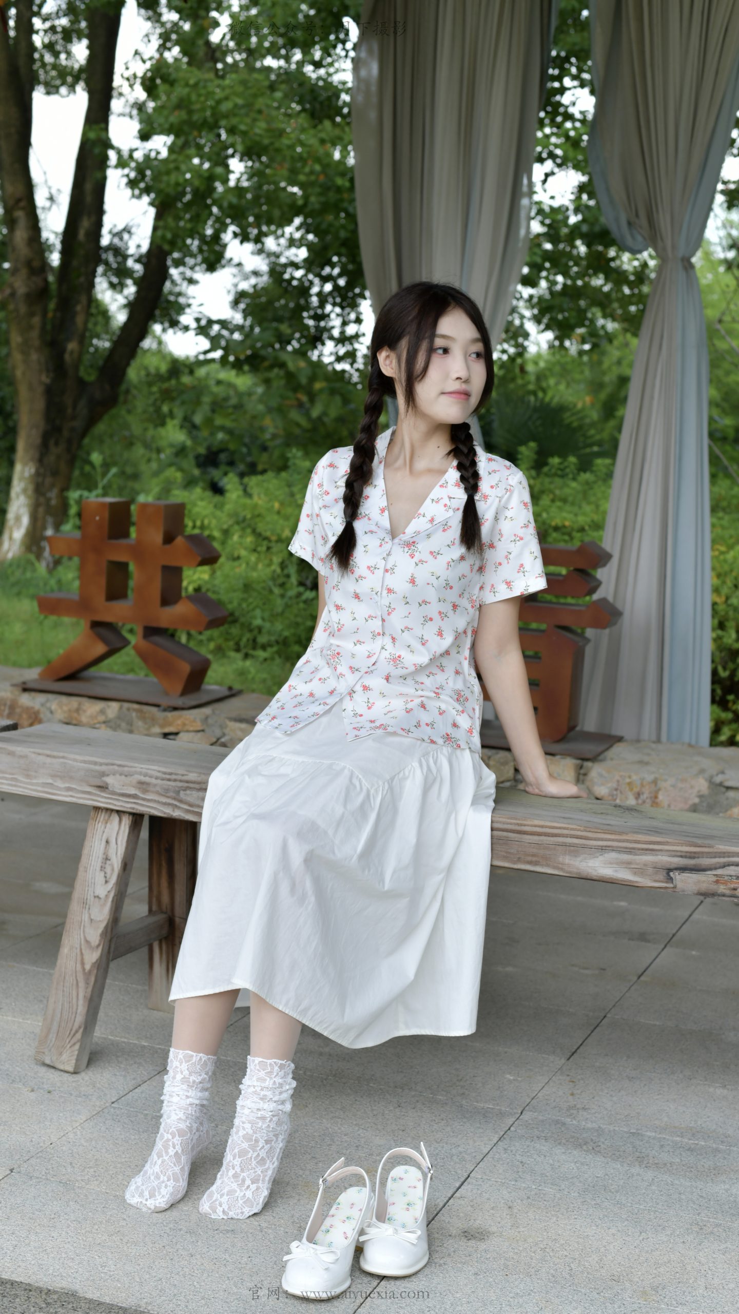 905/夏夏 ~【山野闲叙】林间亭下闲坐，碎花白裙，尽叙夏日温柔。