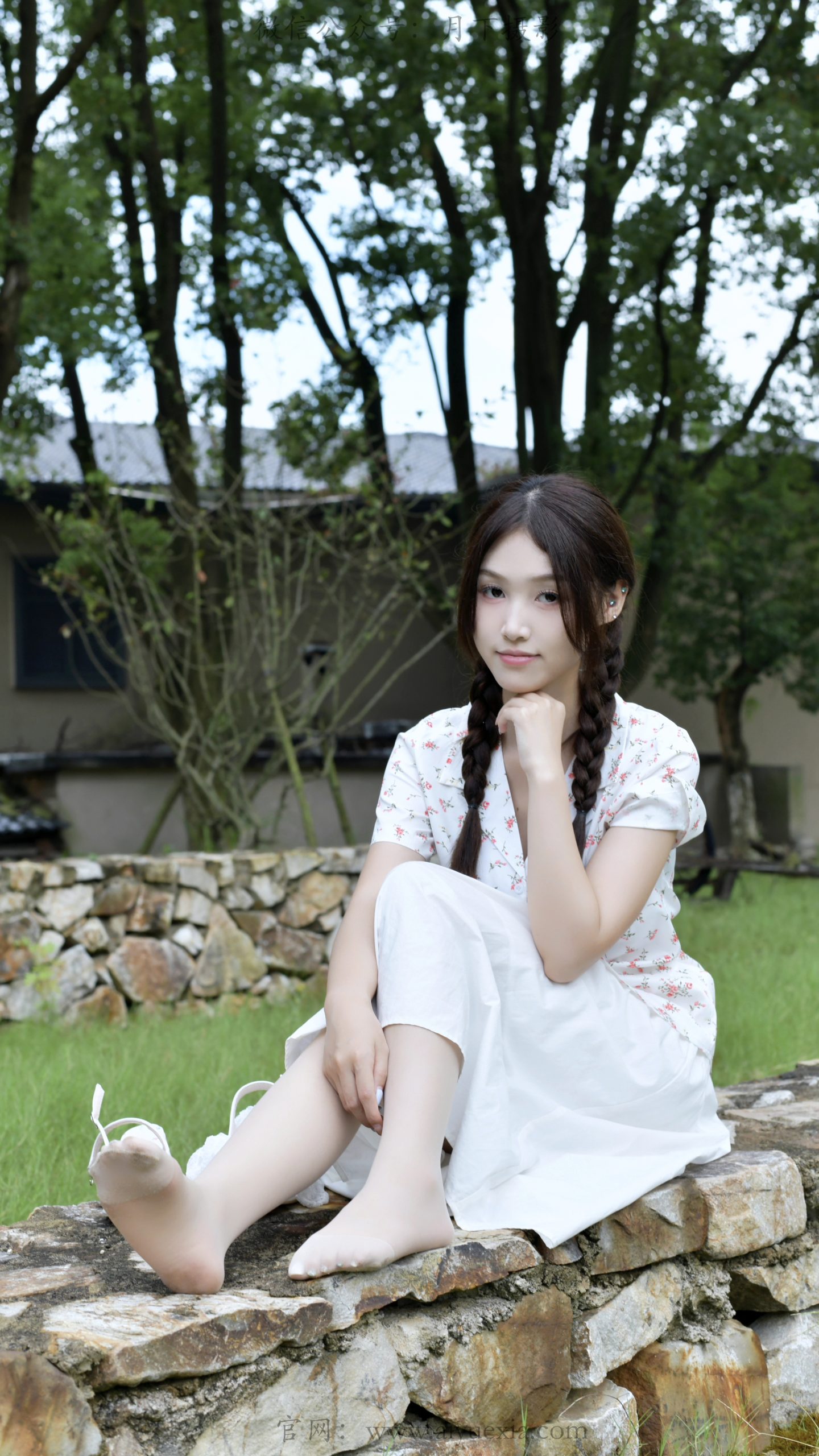 905/夏夏 ~【山野闲叙】林间亭下闲坐，碎花白裙，尽叙夏日温柔。
