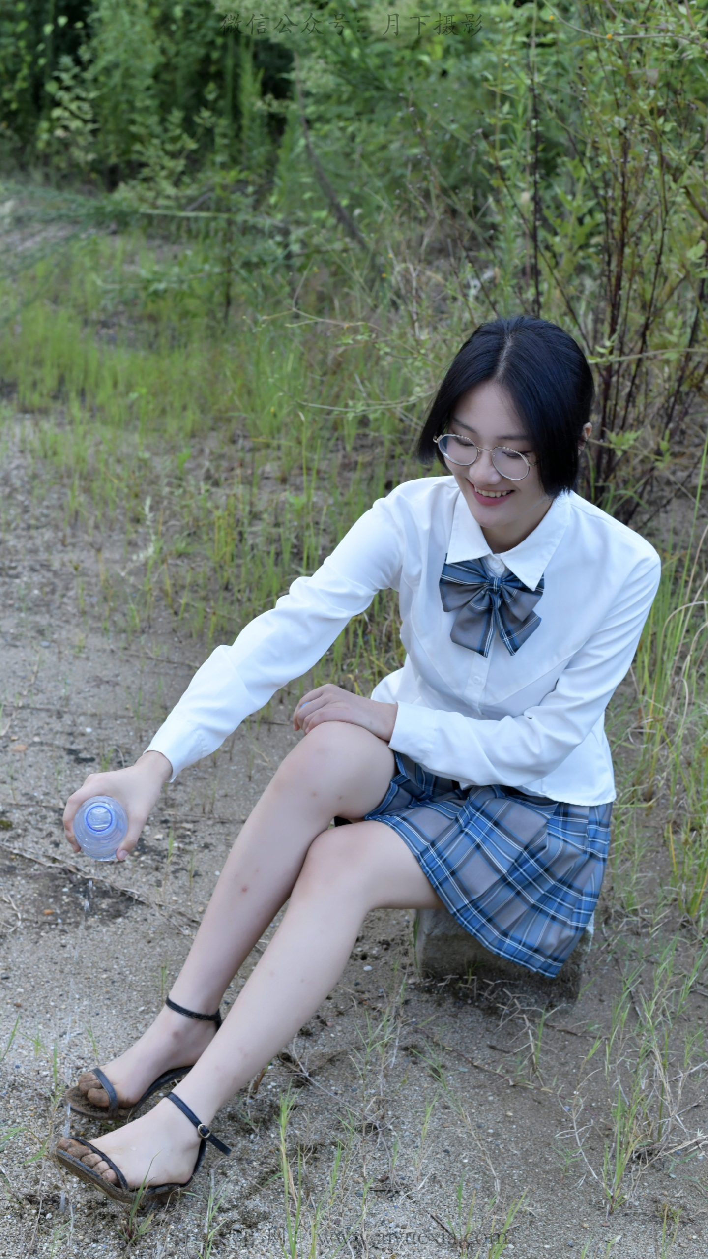 913/恰恰~【沙野闲步】踏沙寻趣，JK少女于荒草沙地自在随心。