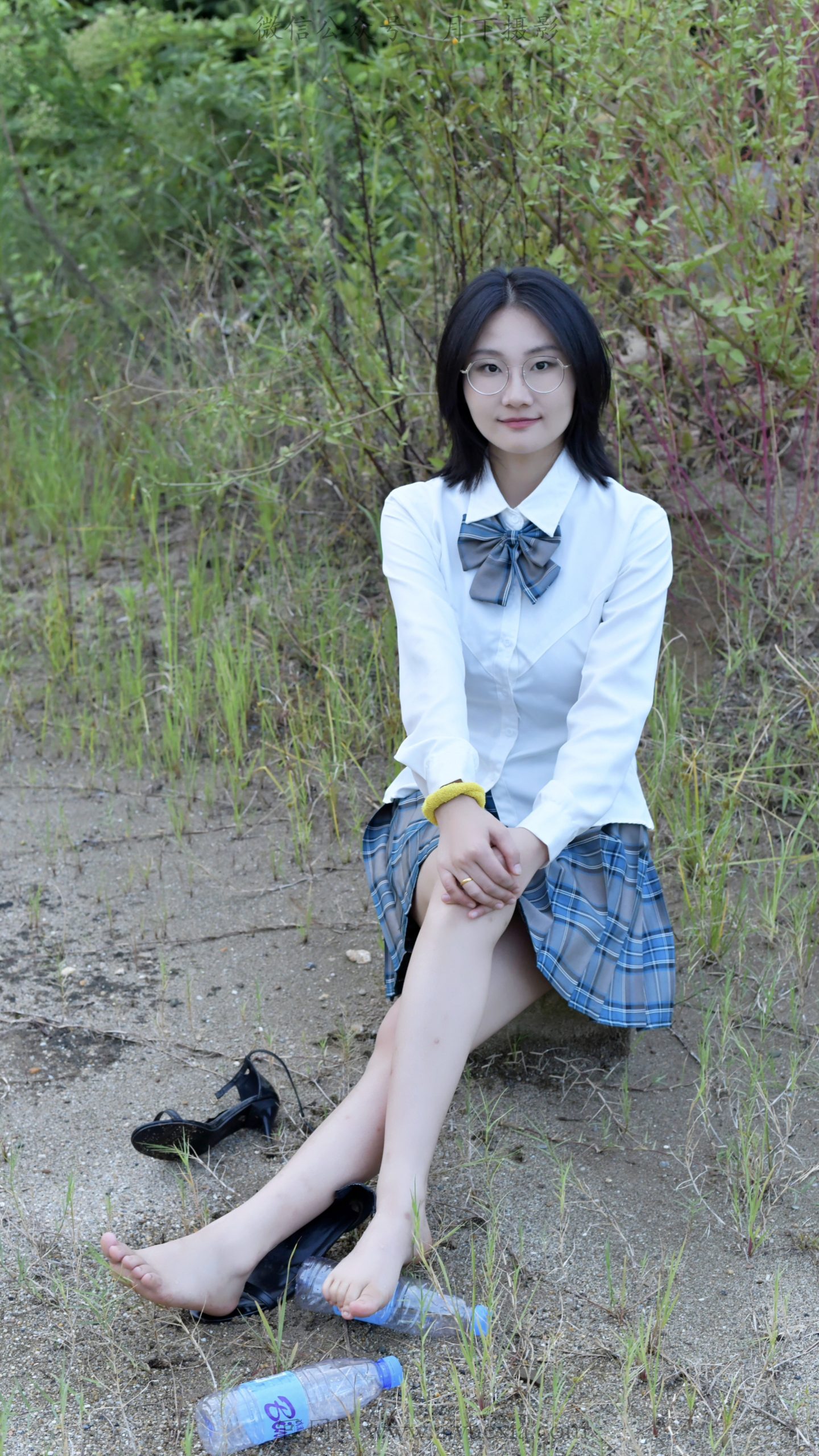 913/恰恰~【沙野闲步】踏沙寻趣，JK少女于荒草沙地自在随心。