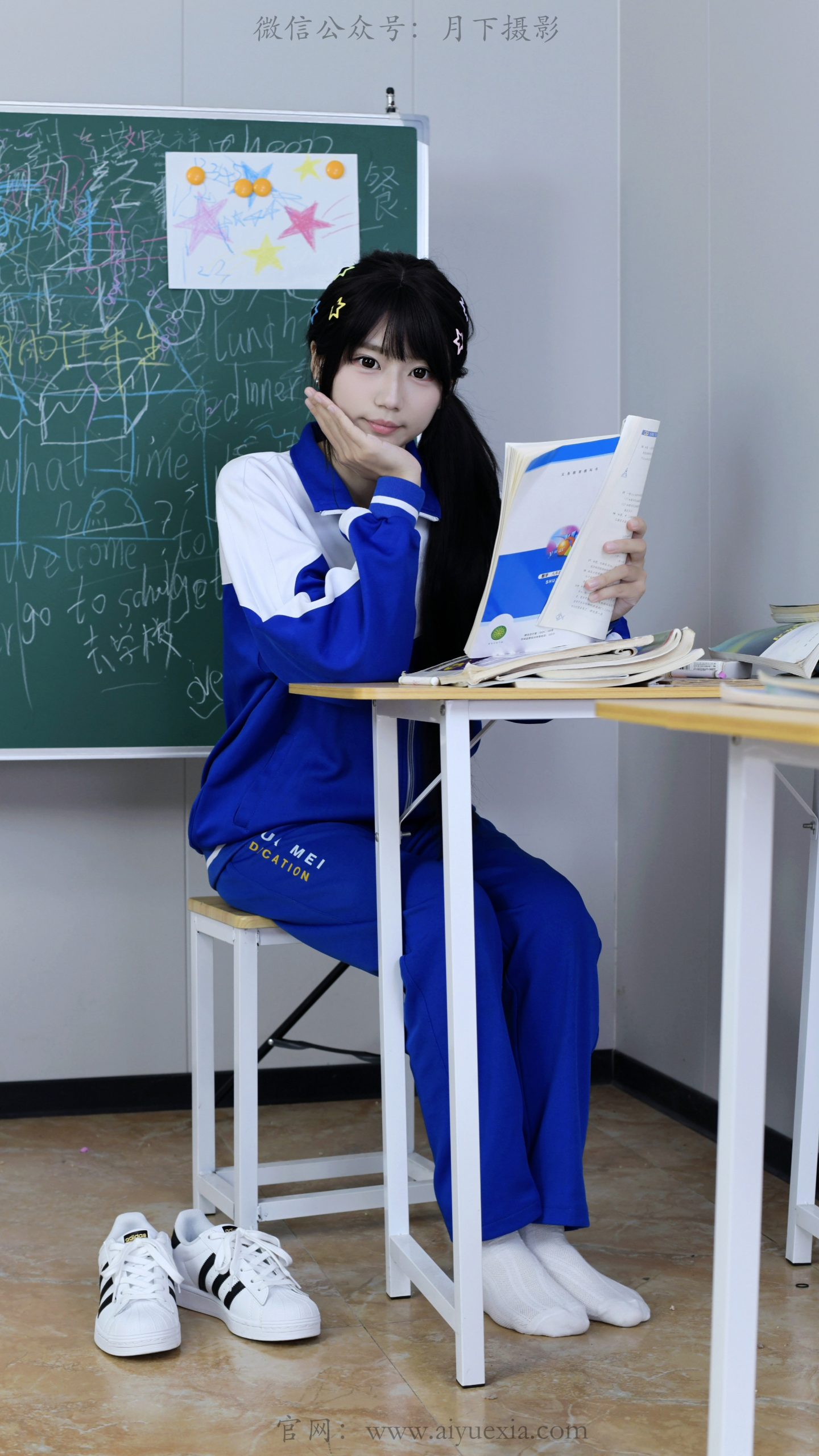 932/小柔~【校服女孩】室闲读藏青涩，袜履轻摇尽显少女天真。