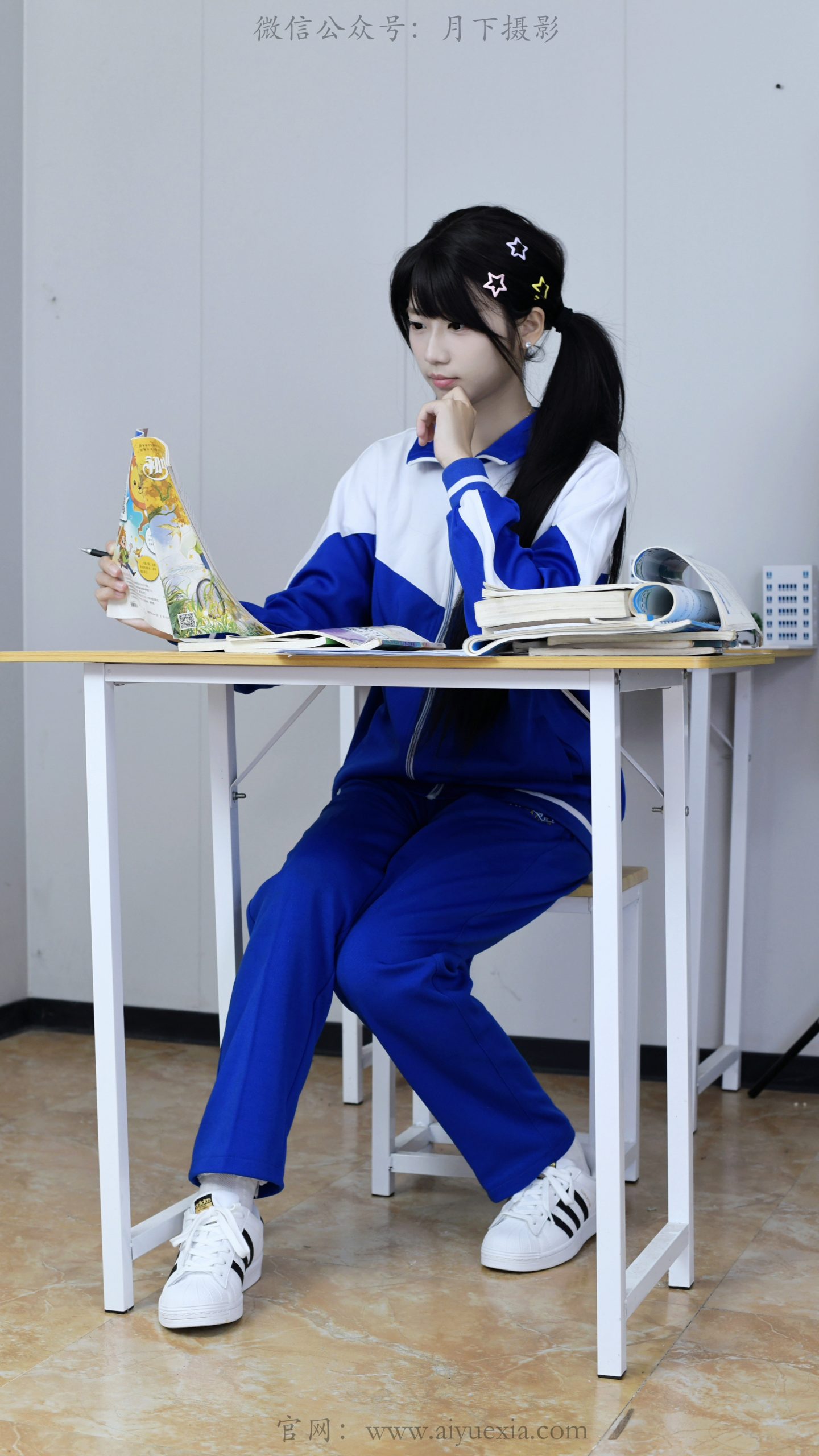 932/小柔~【校服女孩】室闲读藏青涩，袜履轻摇尽显少女天真。