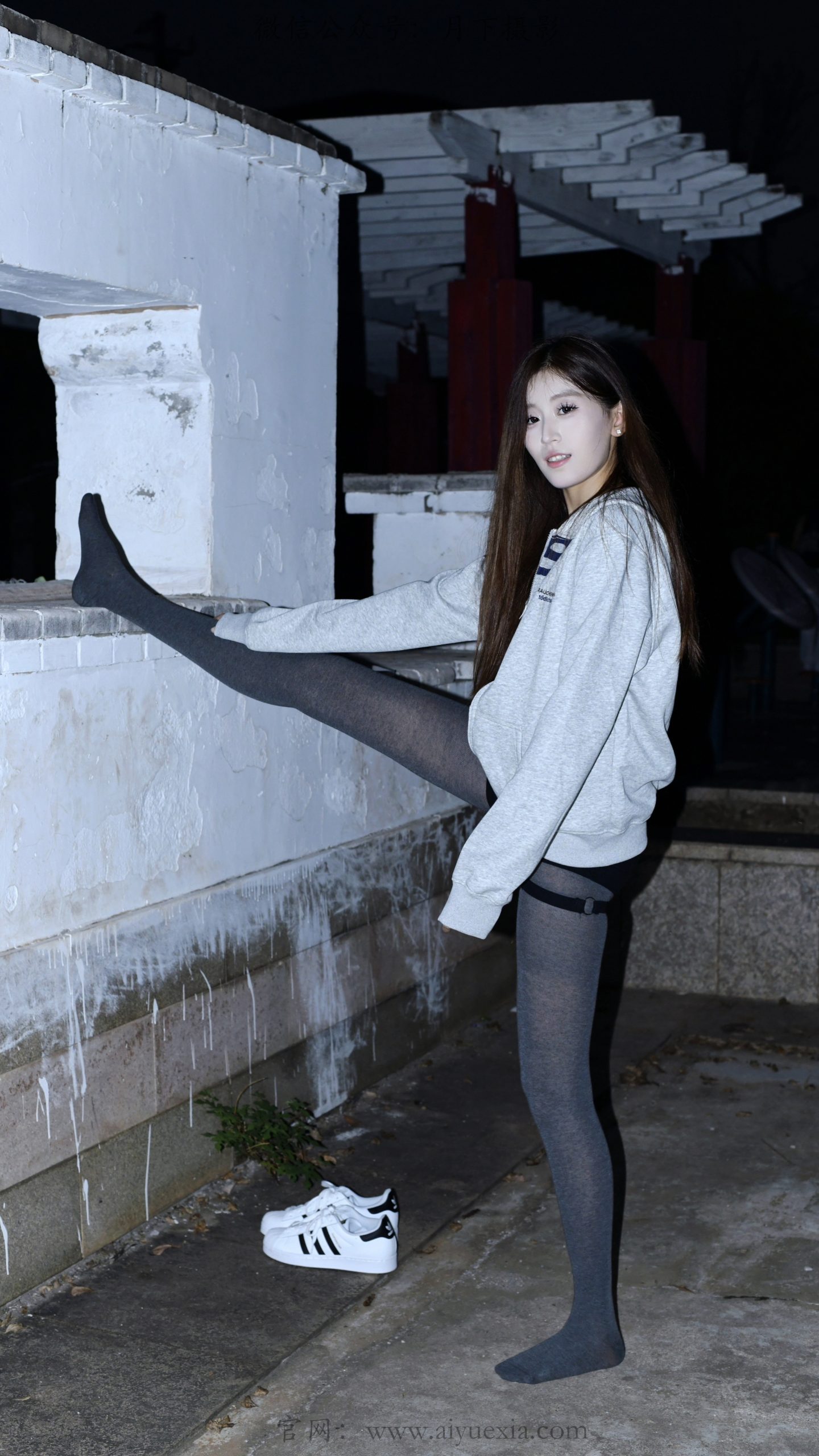 939/小清~【暮夜闲行】暮色游园，卫衣配灰丝，晚风记录随性姿态。