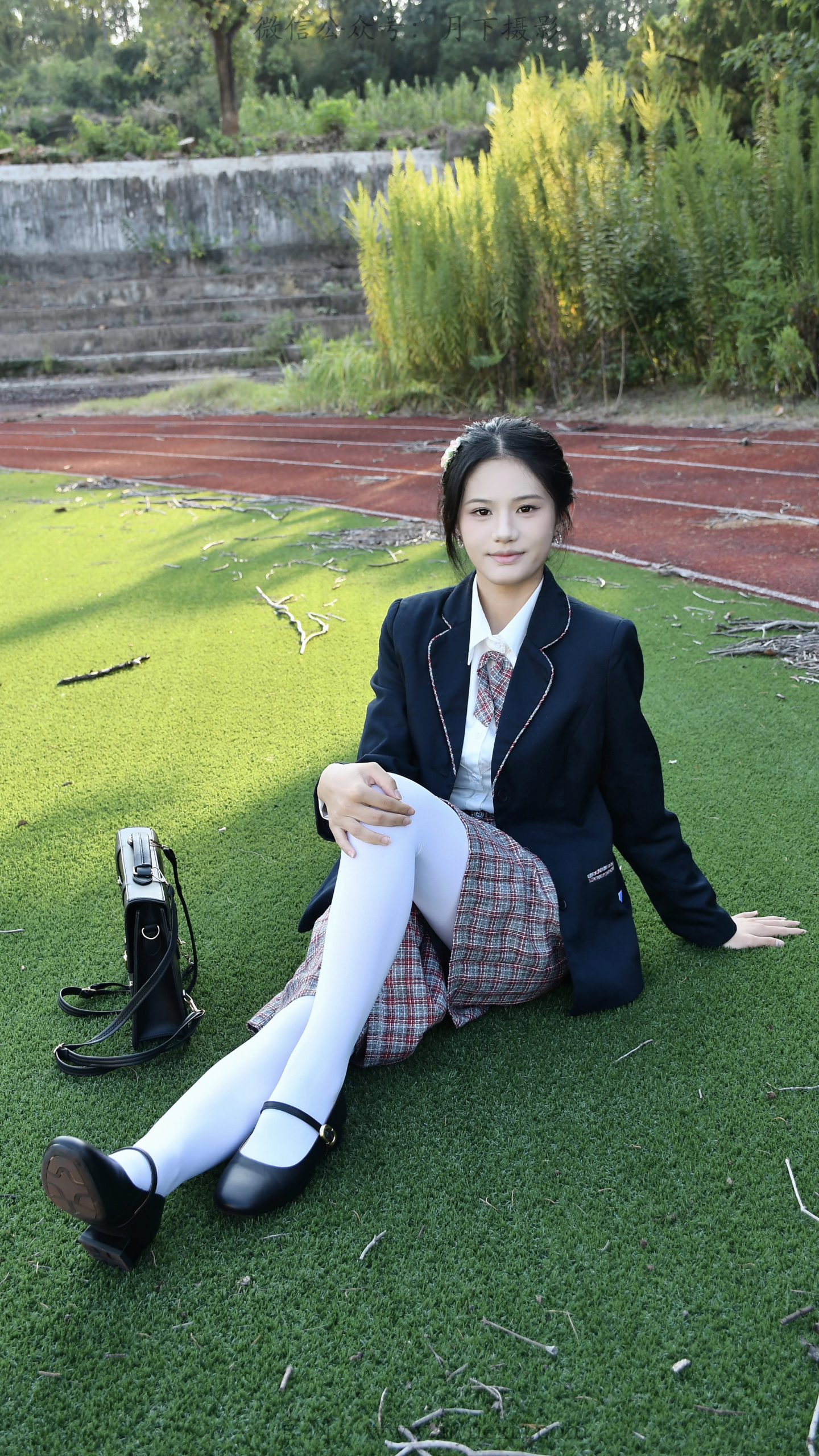 944/小序~【操场学园】操场暖阳落学院裙，脱鞋席地感受草坪温柔。