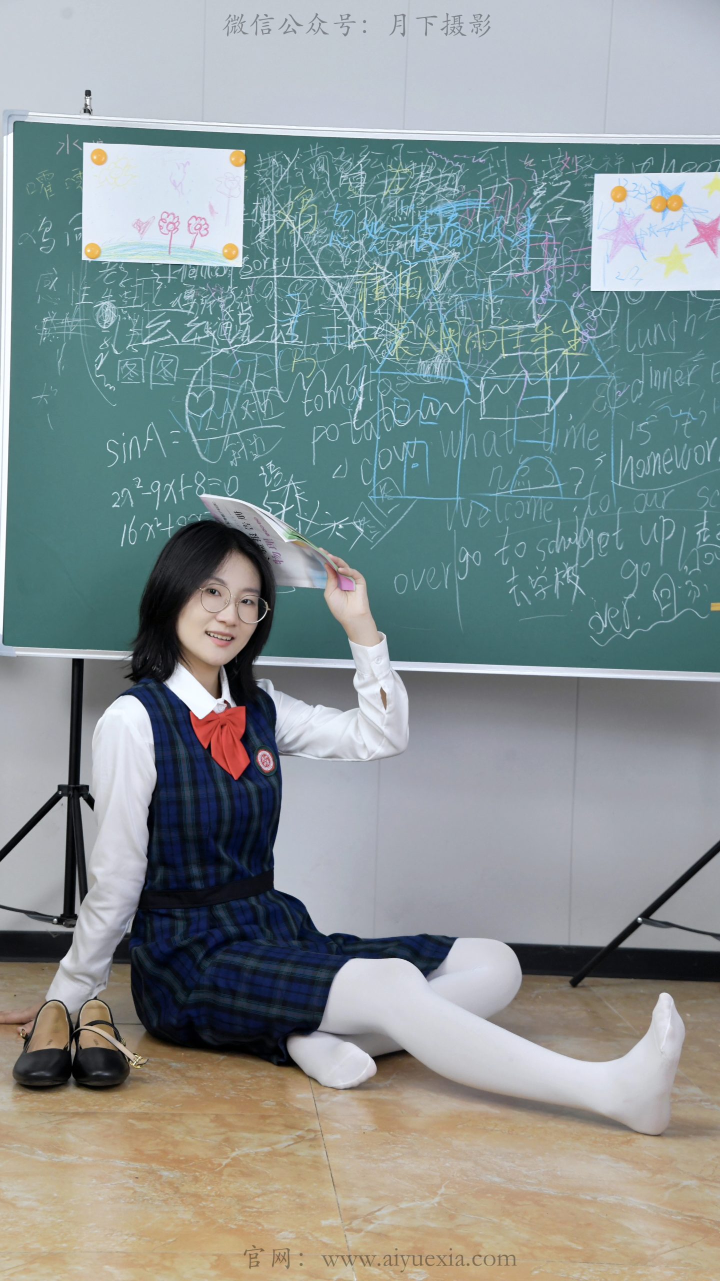 946/恰恰~【校园闲趣】黑板下卸下拘谨，捕捉校园少女松弛瞬间。